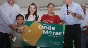 Governo de Goiás entrega escrituras e cartões do Aluguel Social, em Jataí